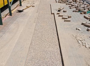 פירוק וריצוף משתלבות לאחר ביצוע עבודות חפירה, אתר עתלית